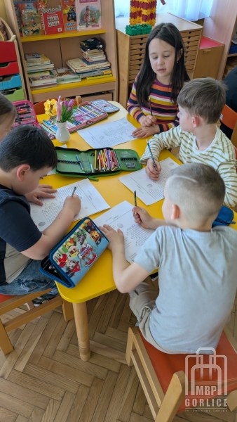 Biblioteka Gorlice, Dzieci rozwiązują wielkanocne zadania
